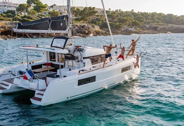Lagoon 40 - Boatscribe.com