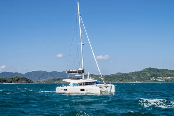 Lagoon 42 - Boatscribe.com