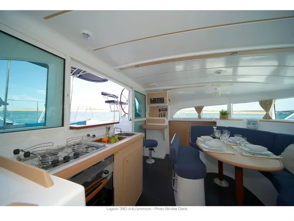 Lagoon 380 - Boatscribe.com