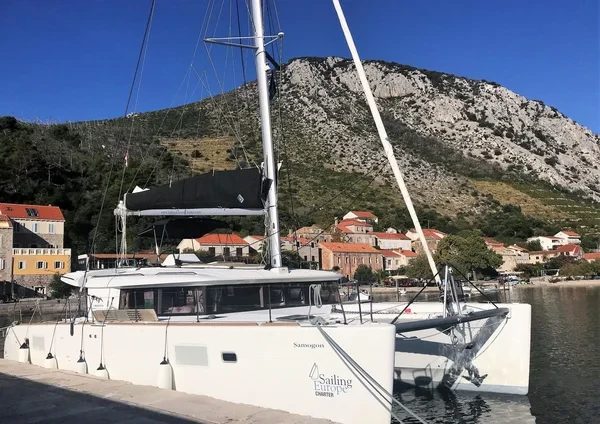 Lagoon 450 F - Boatscribe.com