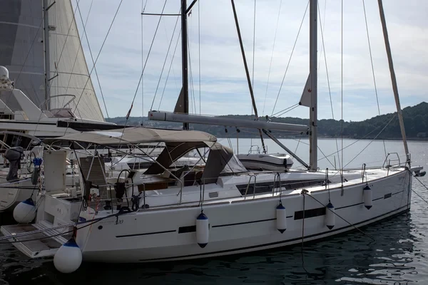 Dufour 520 GL - Boatscribe.com