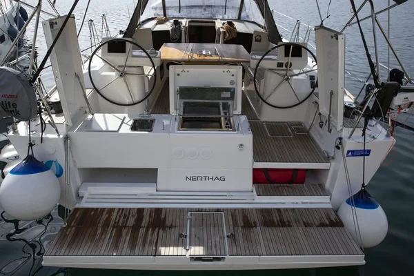 Dufour 520 GL - Boatscribe.com