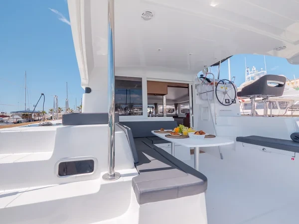 Lagoon 40 - Boatscribe.com
