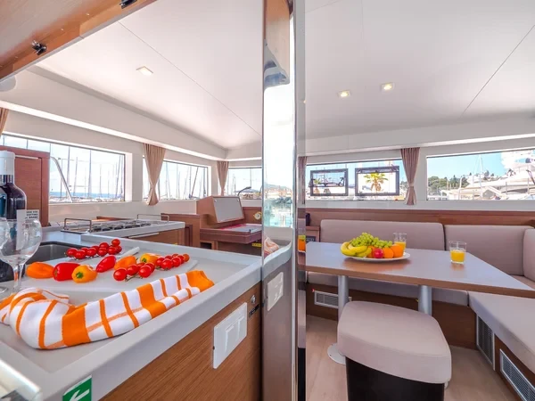 Lagoon 40 - Boatscribe.com