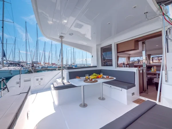 Lagoon 40 - Boatscribe.com