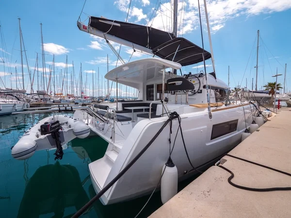 Lagoon 40 - Boatscribe.com