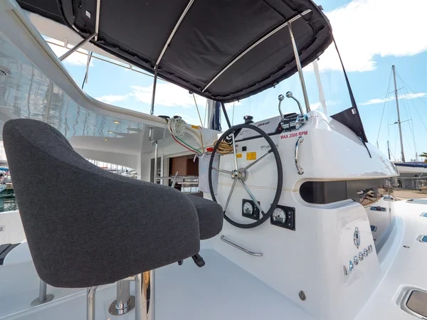 Lagoon 40 - Boatscribe.com
