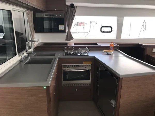 Lagoon 450 F - Boatscribe.com
