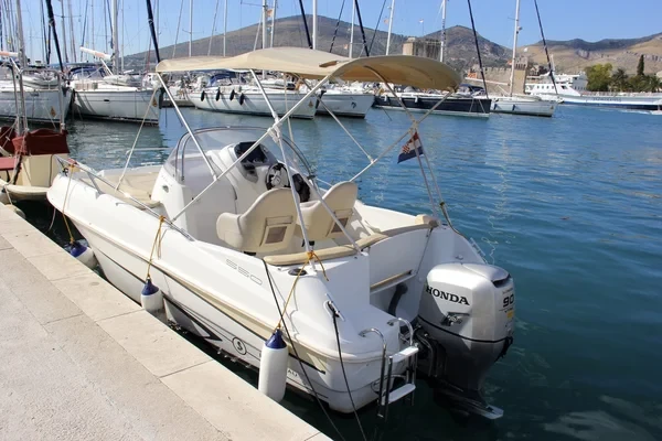 Beneteau Flyer 550 - Boatscribe.com