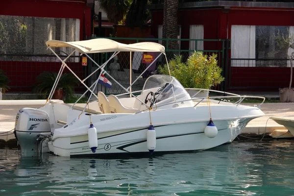 Beneteau Flyer 550 - Boatscribe.com