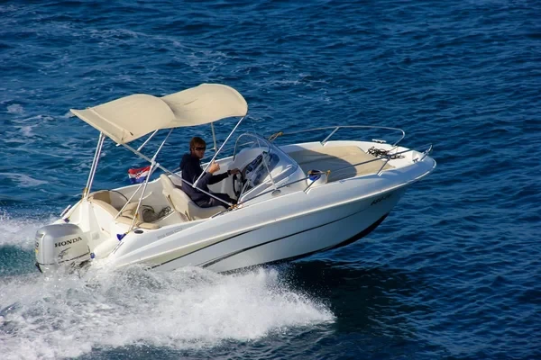 Beneteau Flyer 550 - Boatscribe.com