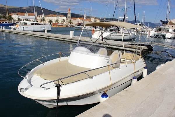 Beneteau Flyer 550 - Boatscribe.com