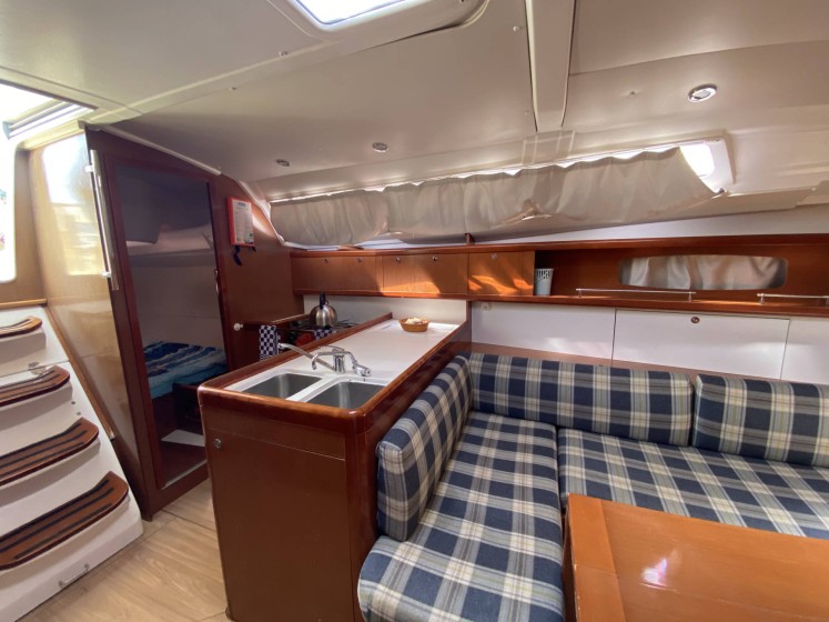 Oceanis 37 - Boatscribe.com