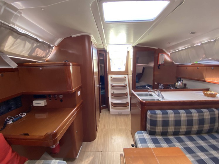 Oceanis 37 - Boatscribe.com