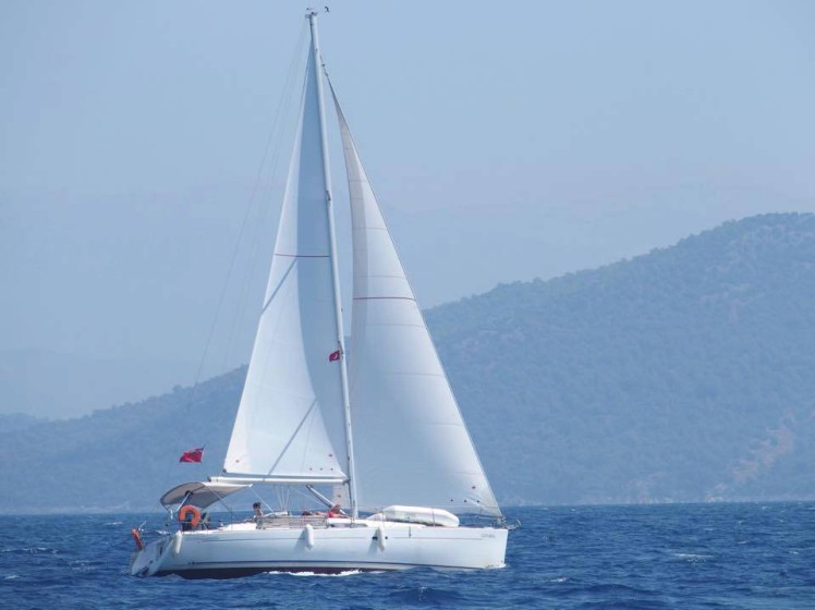 Oceanis 37 - Boatscribe.com