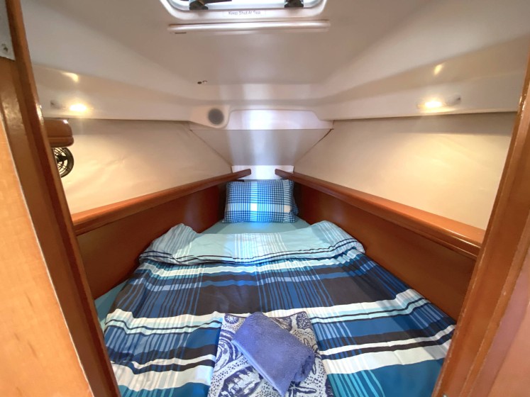 Oceanis 323 - Boatscribe.com