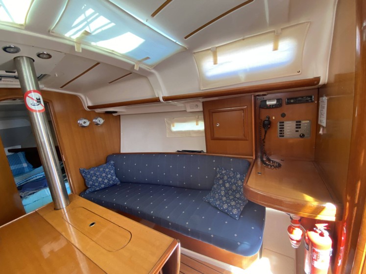 Oceanis 323 - Boatscribe.com