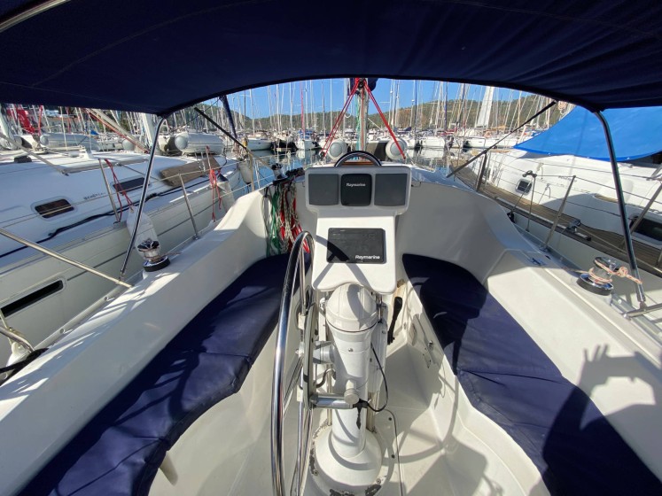 Oceanis 323 - Boatscribe.com