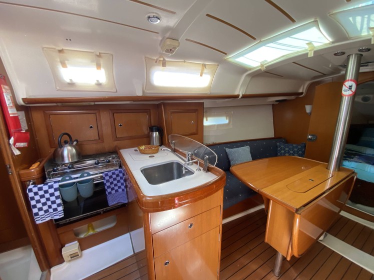 Oceanis 323 - Boatscribe.com
