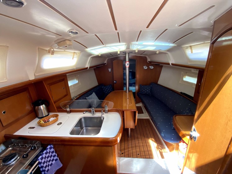 Oceanis 323 - Boatscribe.com