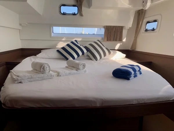 Lagoon 42 - Boatscribe.com
