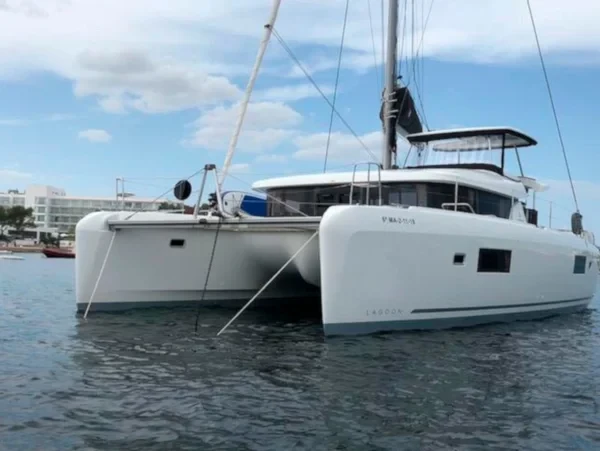 Lagoon 42 - Boatscribe.com