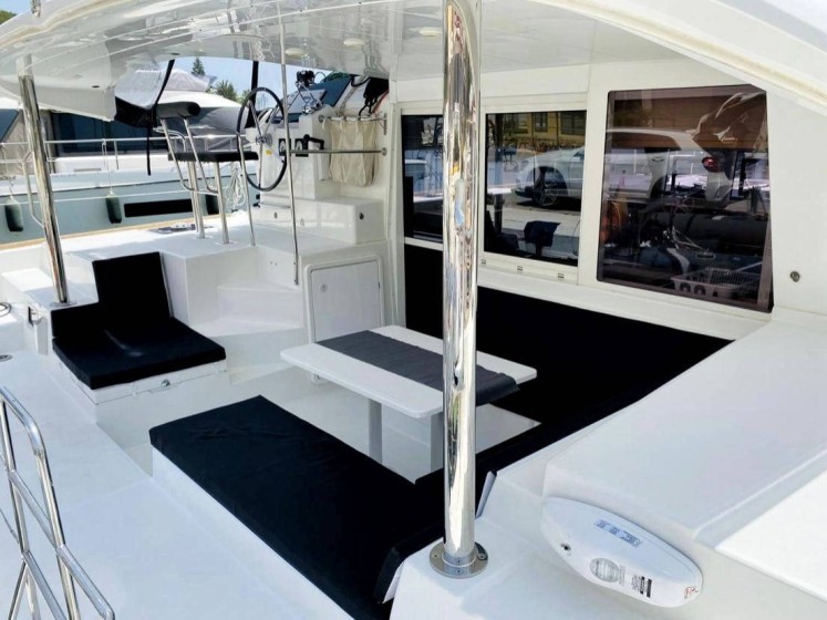 Lagoon 400 S2 - Boatscribe.com