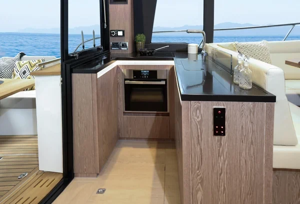 Sealine F430 - Boatscribe.com