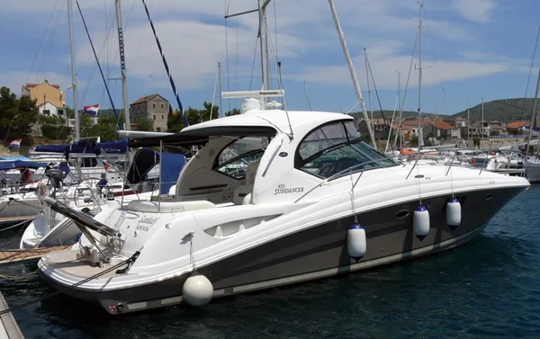 Sea Ray 455 - Boatscribe.com