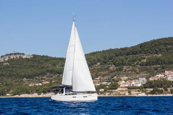 Oceanis 38 - Boatscribe.com