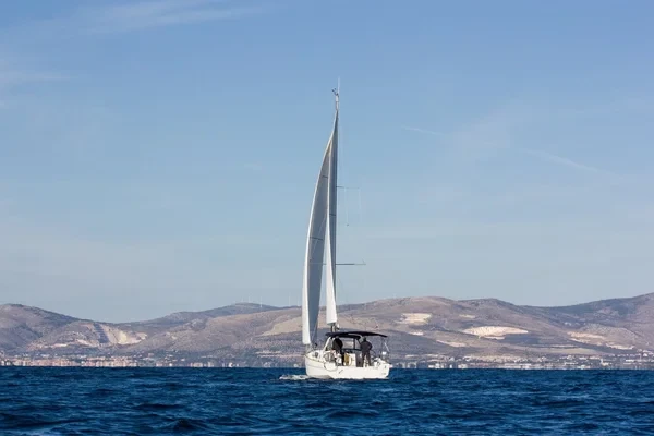 Oceanis 38 - Boatscribe.com