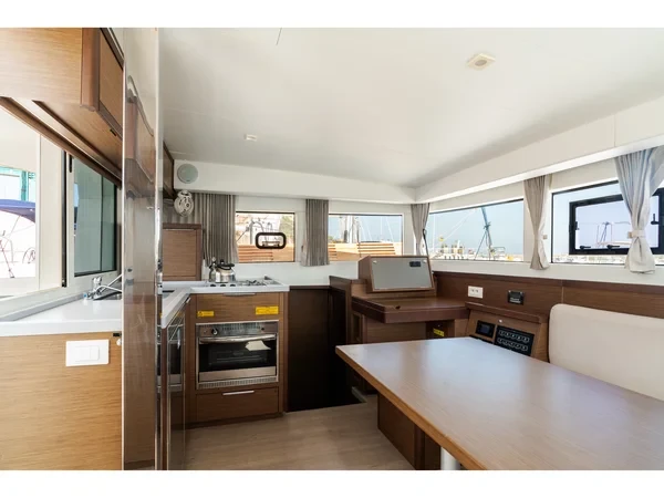 Lagoon 40 - Boatscribe.com
