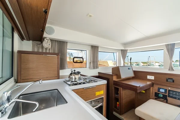 Lagoon 40 - Boatscribe.com