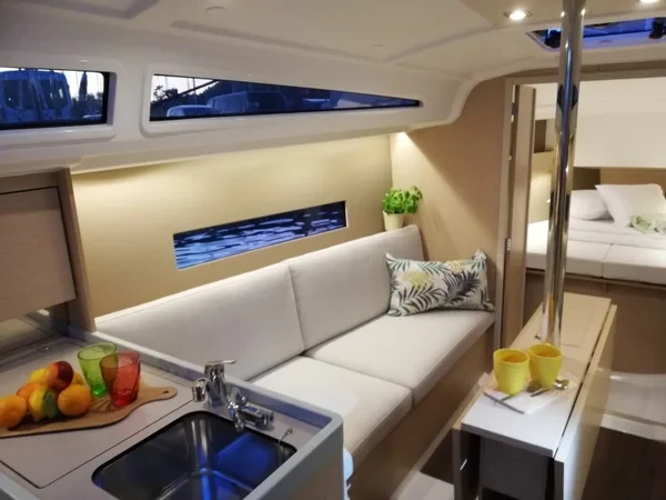 Oceanis 30.1 - Boatscribe.com