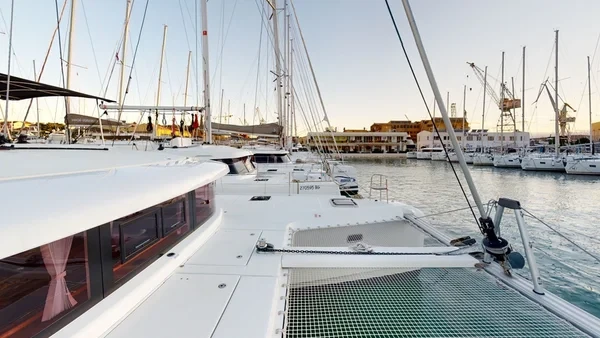 Lagoon 42 - Boatscribe.com