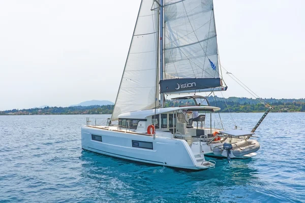 Lagoon 40 - Boatscribe.com