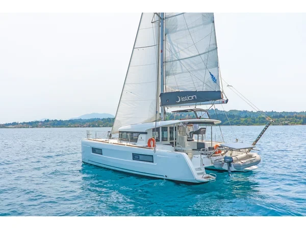 Lagoon 40 - Boatscribe.com
