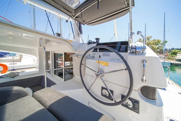 Lagoon 40 - Boatscribe.com