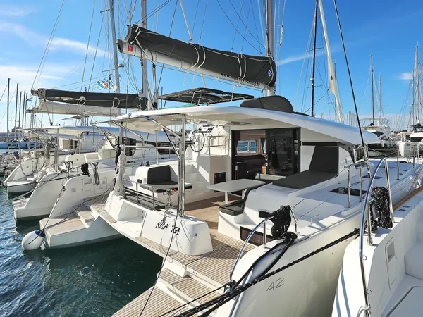 Lagoon 42 - Boatscribe.com