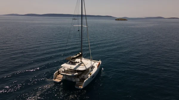 Lagoon 42 - Boatscribe.com