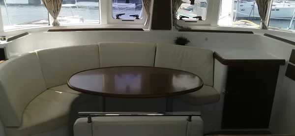 Lagoon 380 - Boatscribe.com