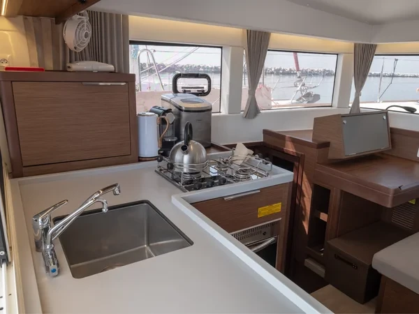 Lagoon 40 - Boatscribe.com