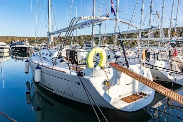 First 40.7 - Boatscribe.com