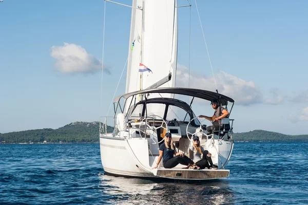 Bavaria Cruiser 34 Style - Boatscribe.com