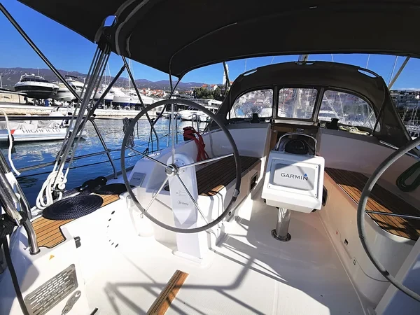 Bavaria 37 Cruiser - Boatscribe.com