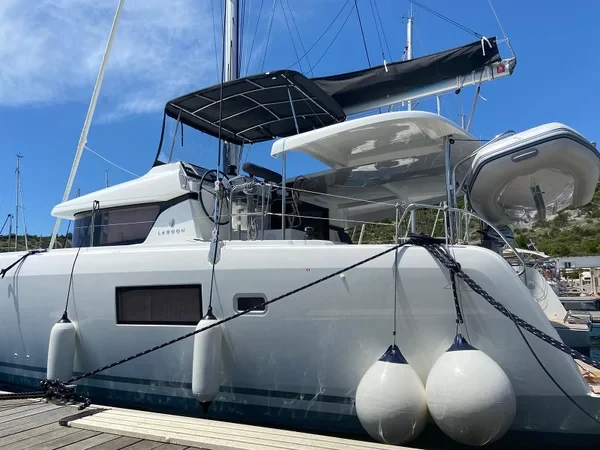 Lagoon 42 - Boatscribe.com