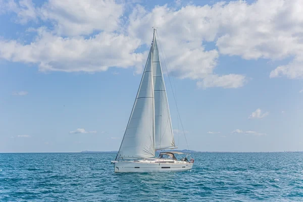 Dufour 520 GL - Boatscribe.com