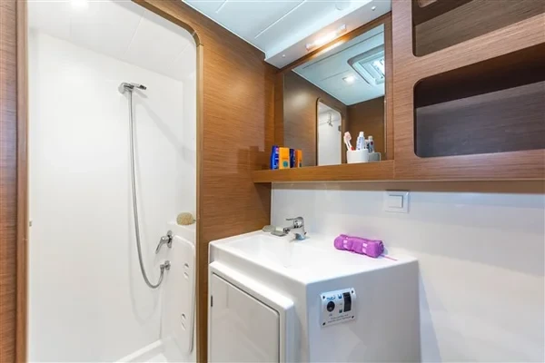 Lagoon 42 - Boatscribe.com