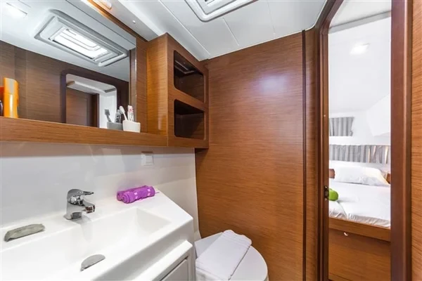 Lagoon 42 - Boatscribe.com
