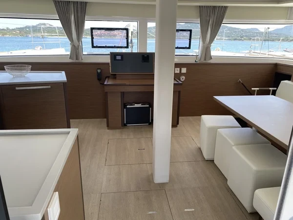 Lagoon 52 F - Boatscribe.com